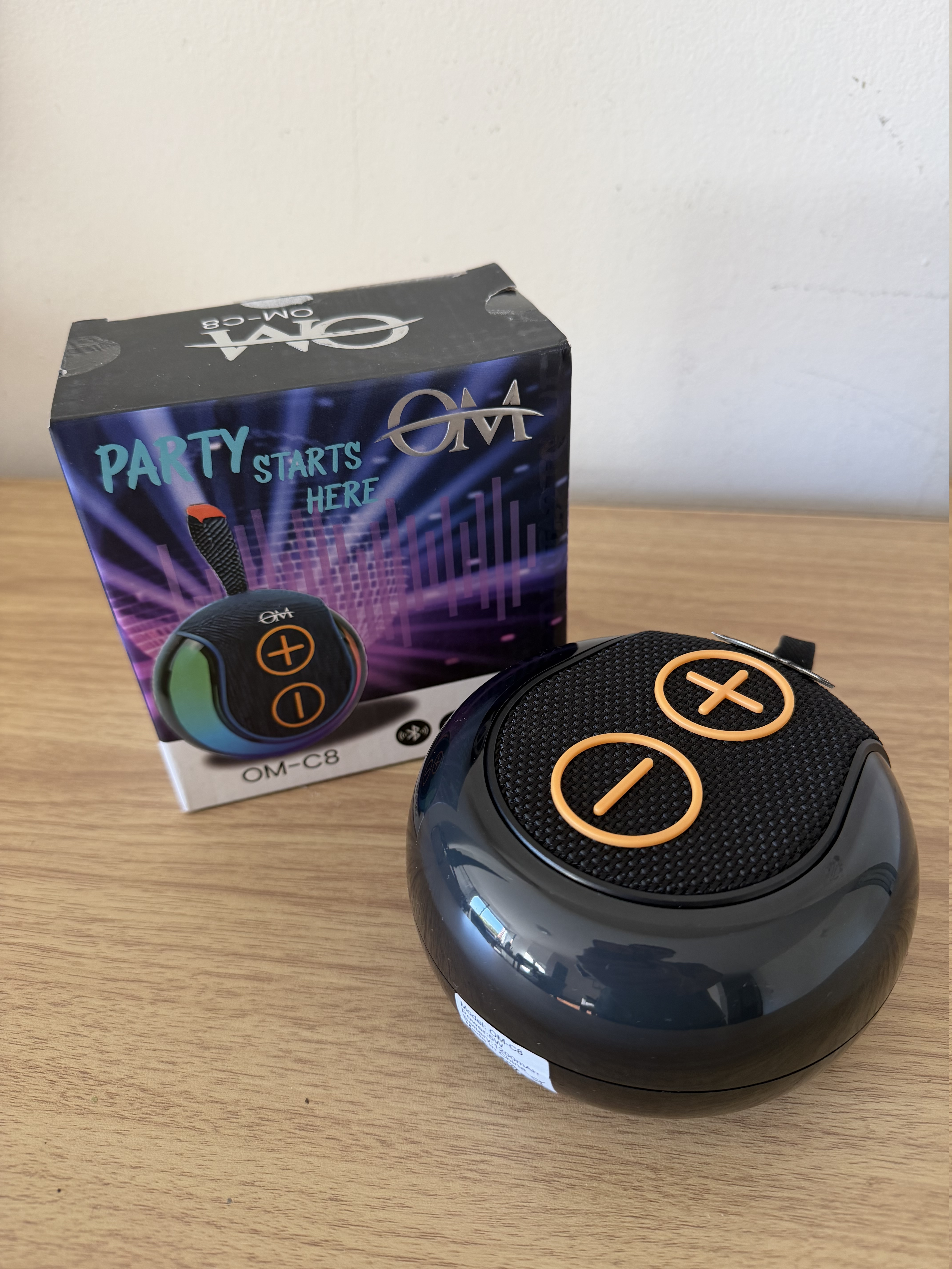 Parlante Bluetooth OM-C8 en uso