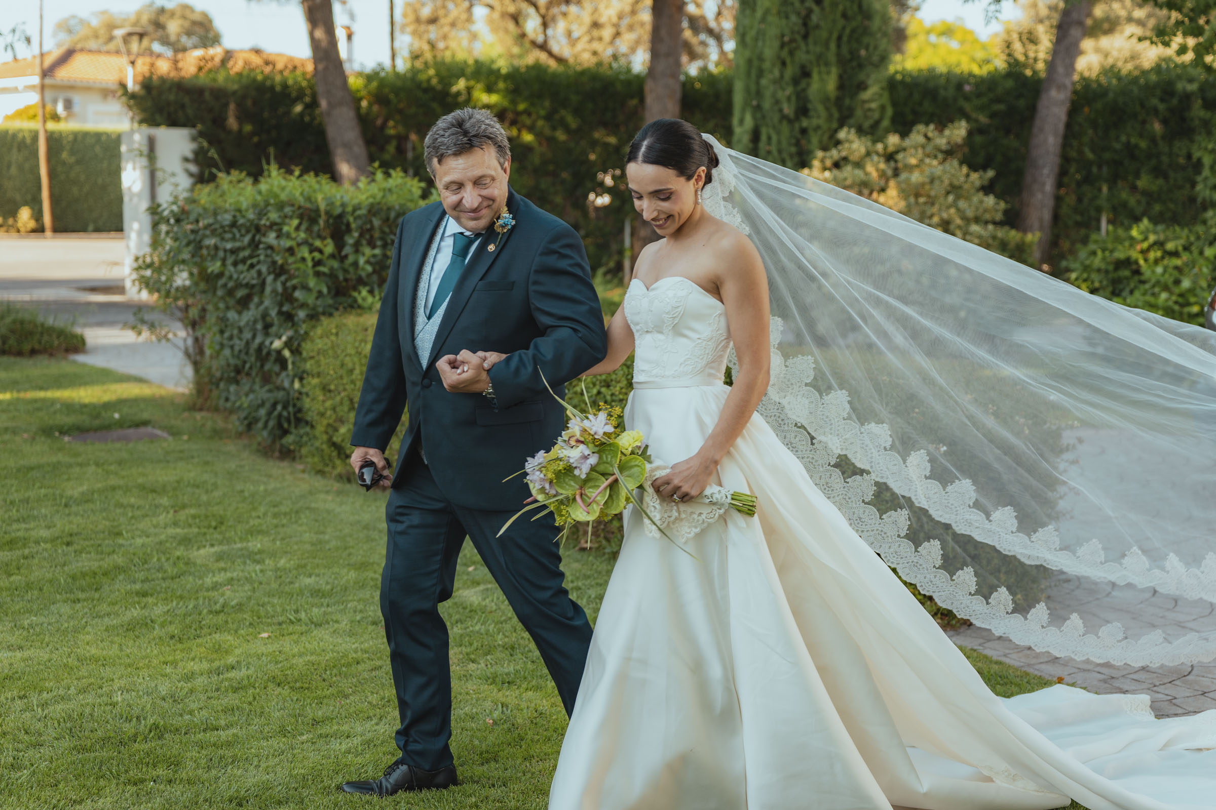 Fotógrafos de boda en Madrid capturando el intercambio de votos en Espacio NÜA