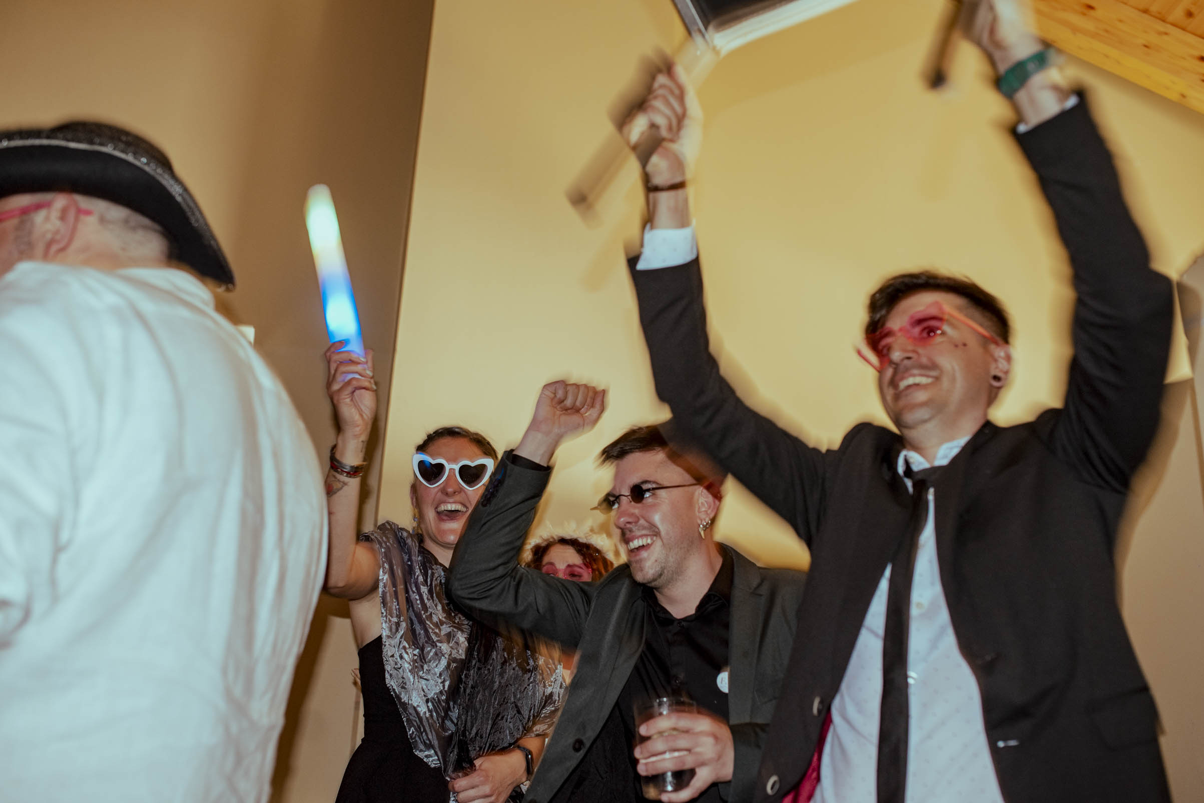 Fotografía de boda en Zaragoza capturando la alegría y la energía de la celebración junto a los invitados