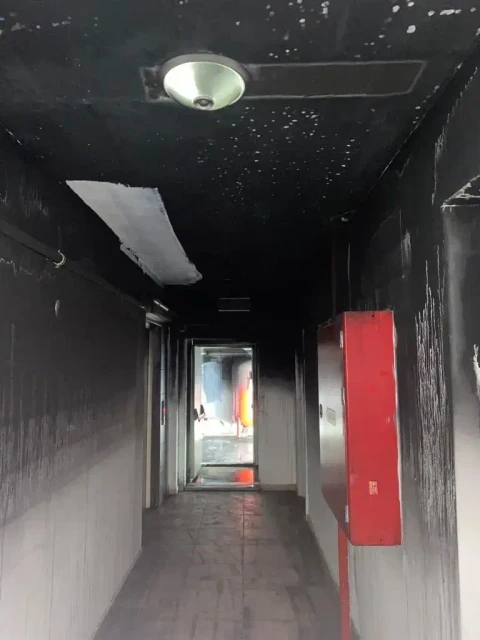 Yangın sonrası koridorda duvar ve tavana yayılan yoğun is ve kurum kalıntıları