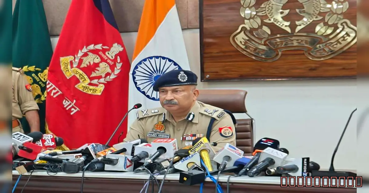 UP Police को मिला स्थायी मुखिया! IPS राजीव कृष्ण बने पूर्णकालिक DGP, जानें कौन हैं ये दमदार अफसर - A Man In Uniform Sitting At A Table With Microphones