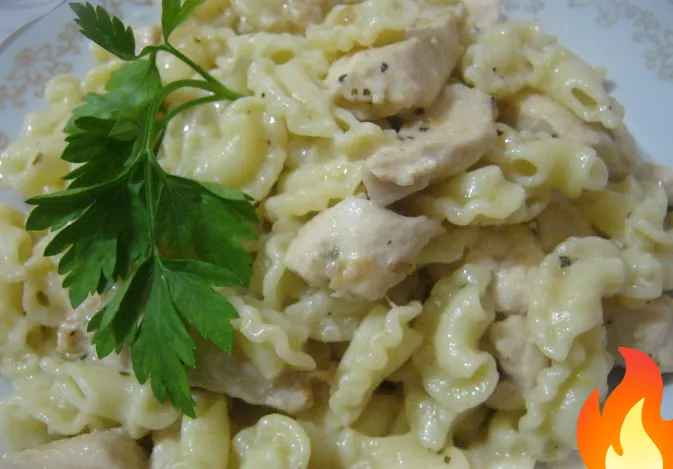 Фото Паста c куриной грудкой под сливочным соусом