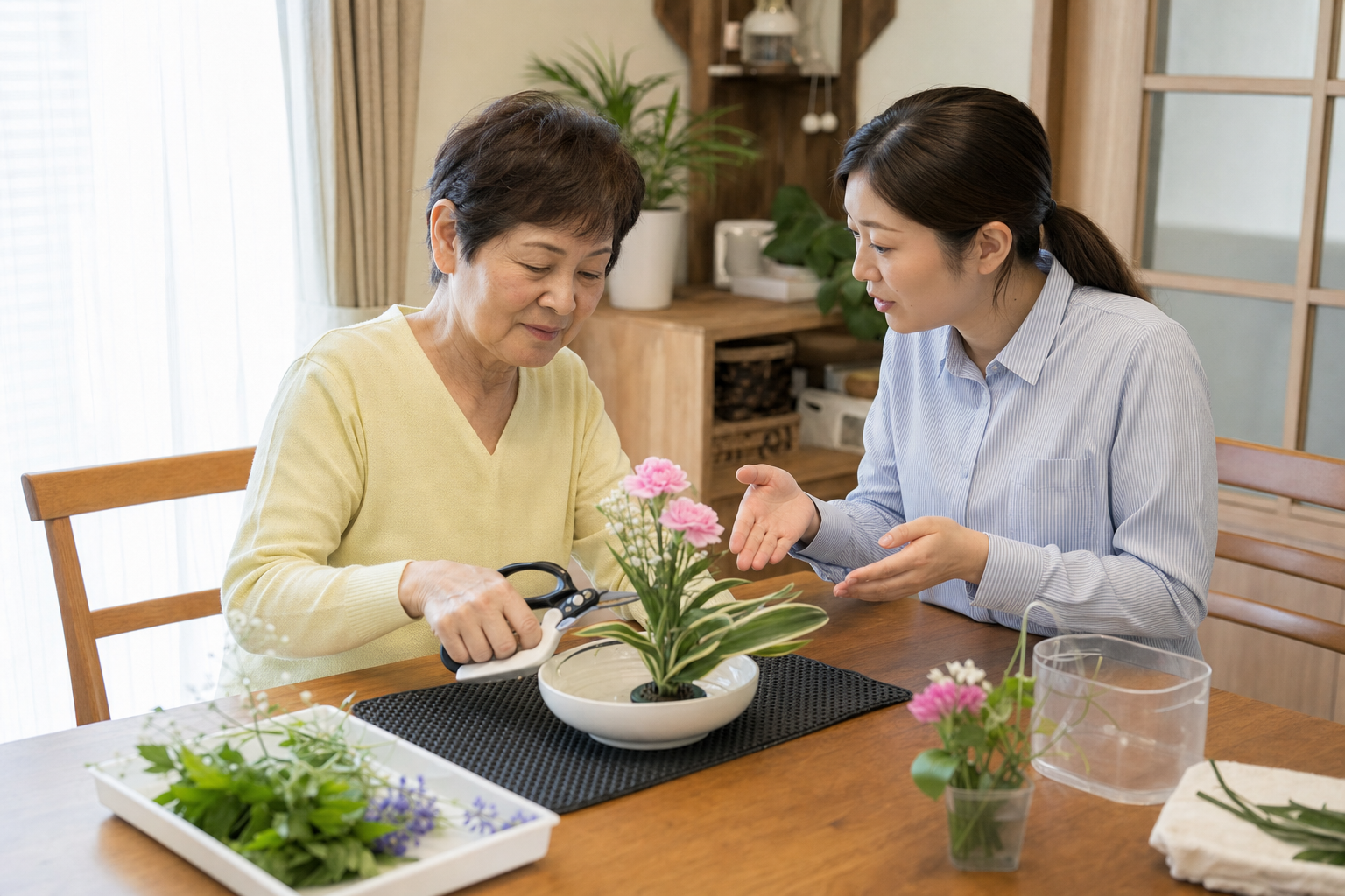 作業療法士と一緒に片手で行いやすい生け花の方法を検討する場面