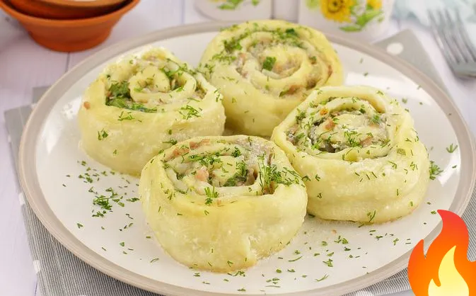 Постер Ленивые пельмени на сковороде, тушенные в сметане