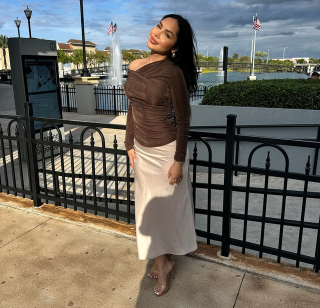 Ale-Modesta-Wallpapers-Insta-Fit-Bio-3.jpg
