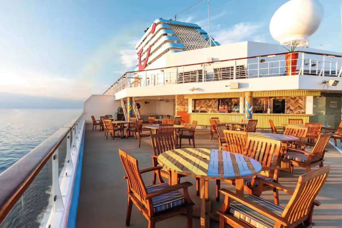 Country Music Cruise se desfășoară cu dansuri de linie și spectacole live
