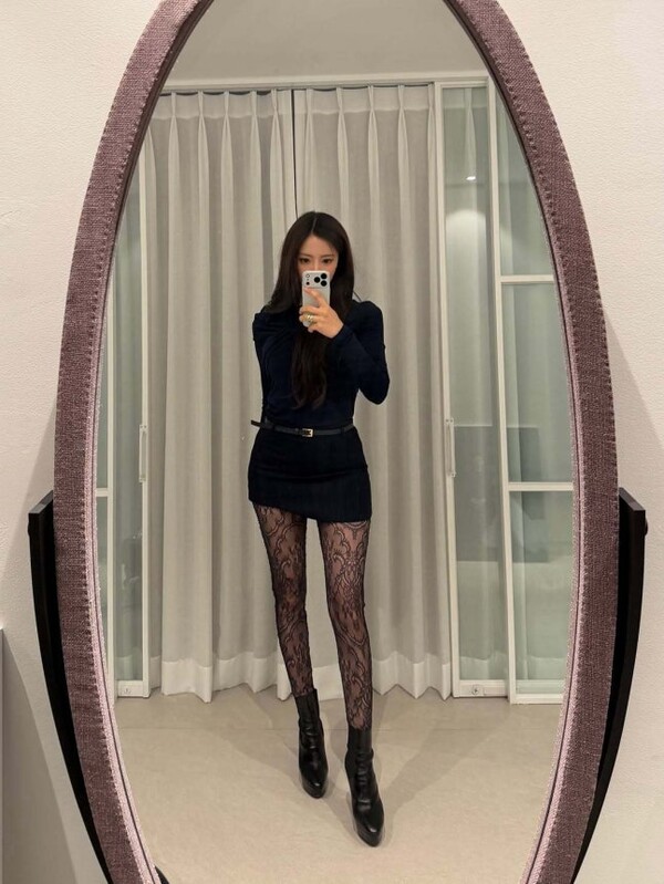 '유부녀 맞아?' 티아라 효민, 블랙 시스루 원피스로 과감한 '명품 각선미' 과시