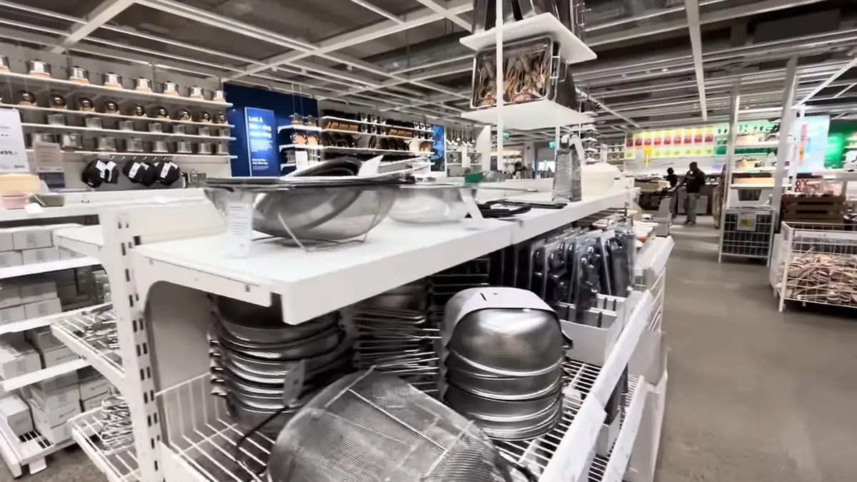 Vas metalic IKEA transformat într-o capodoperă luminoasă