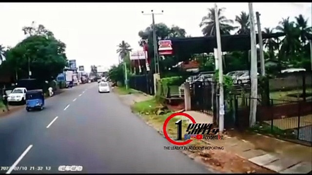 காதல் விவகாரத்தால் இளம்பெண் ஒருவர் சாலையில் சென்று கொண்டிருந்த பிரைம் மூவரில் குதித்துள்ளார். ஒரு ஓட்டுனரின் தொலைநோக்கு உயிரைக் காப்பாற்றுகிறது.