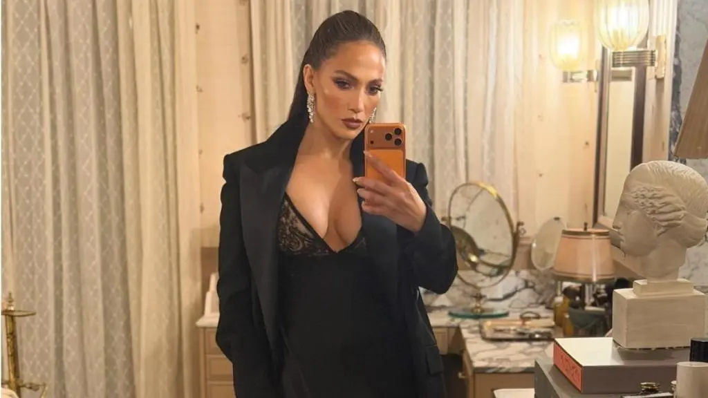 Jennifer Lopez se stinge în rochie
