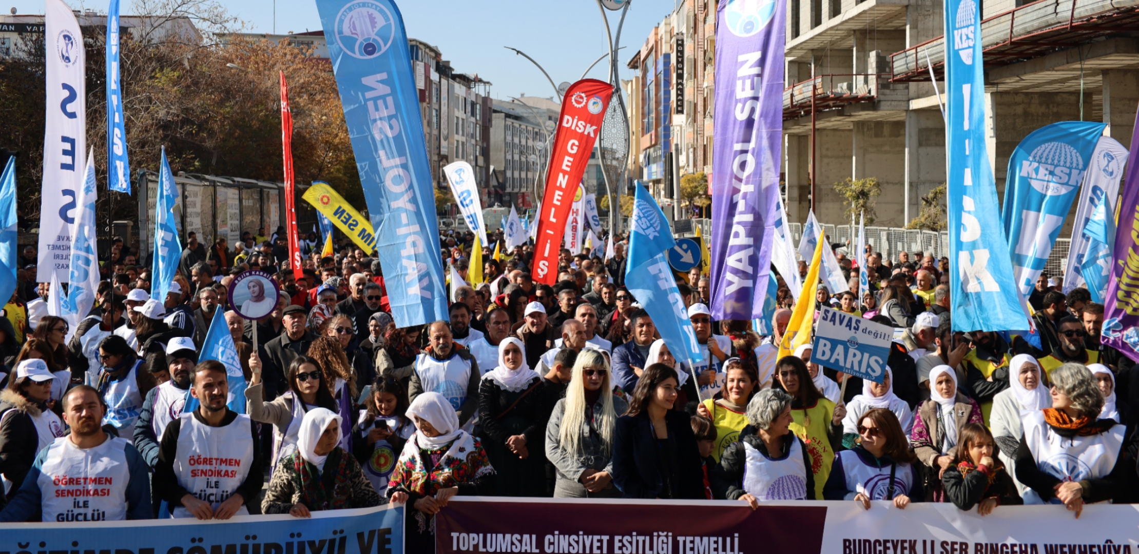 Emekçiler Van’dan seslendi: Savaşa değil barışa bütçe Emekçiler Van’dan seslendi: Savaşa değil barışa bütçe