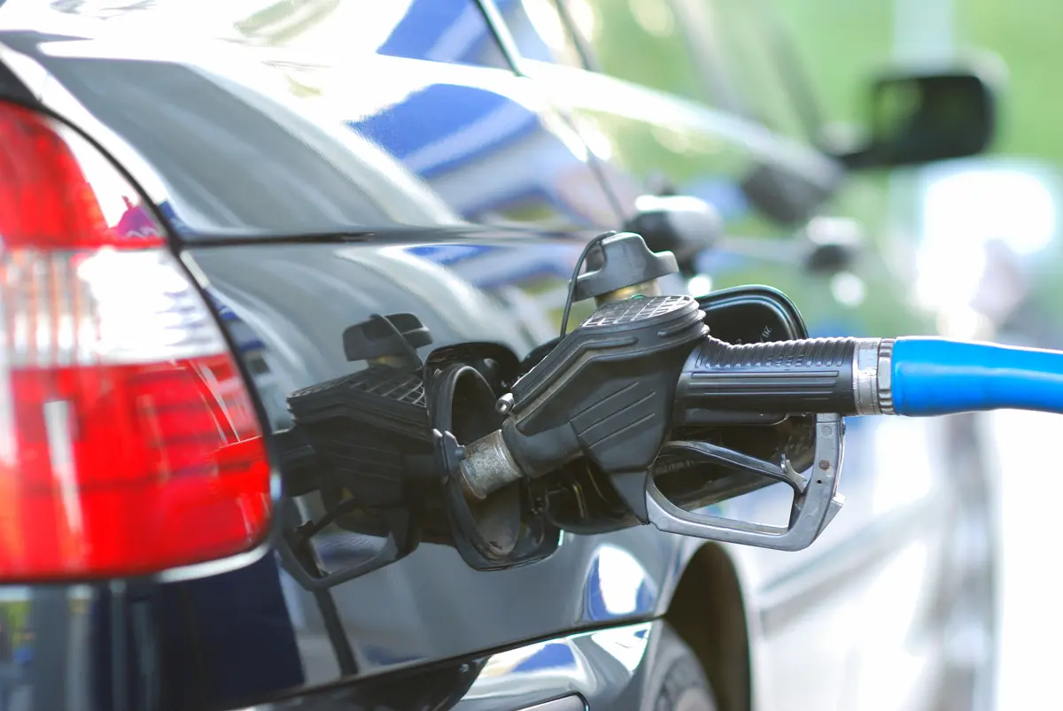 Prețurile la carburanți vor scădea luna aceasta