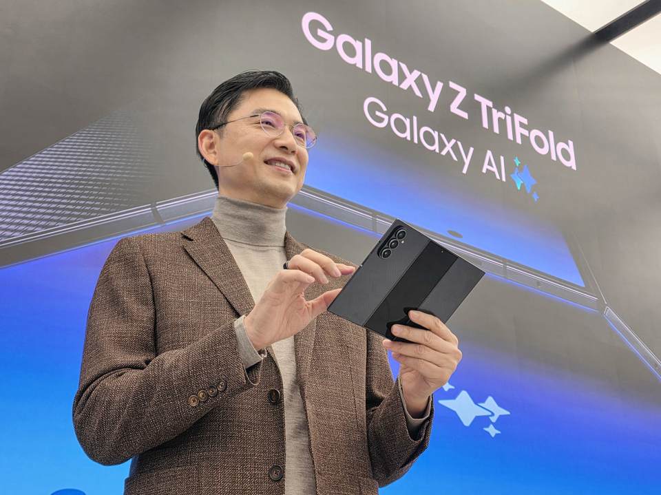 삼성전자, 모바일 AI 시대 새로운 폼팩터 ‘갤럭시 Z 트라이폴드’ 공개