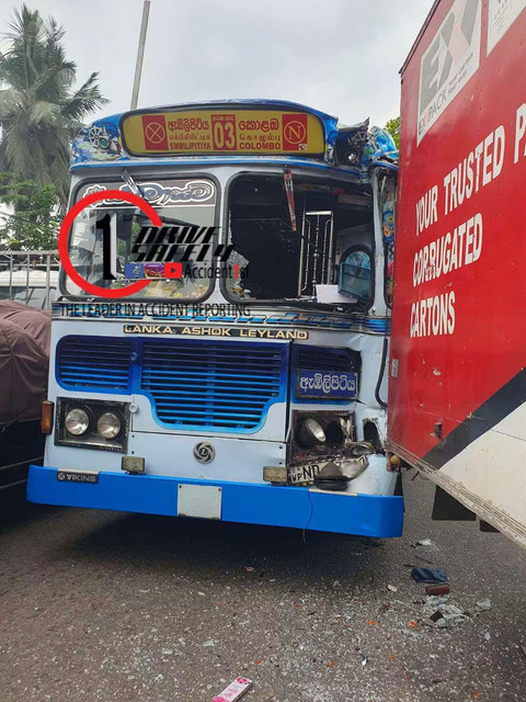අවිස්සාවේල්ල - කොළඹ ප්‍රධාන මාර්ගයේ මිරිස්වත්ත දුම්රිය හරස් මාර්ගය අසලදී බස් රථ දෙකක් හා ලොරි රථයක් ගැටෙයි
