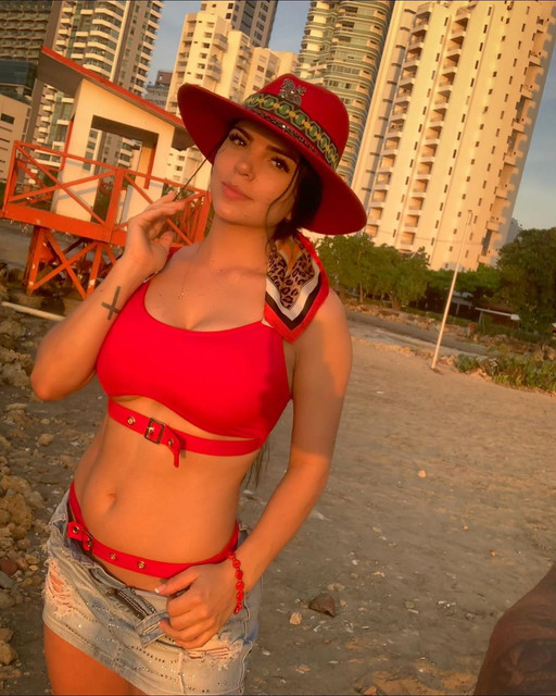 VALENTINA-GOMEZ-25