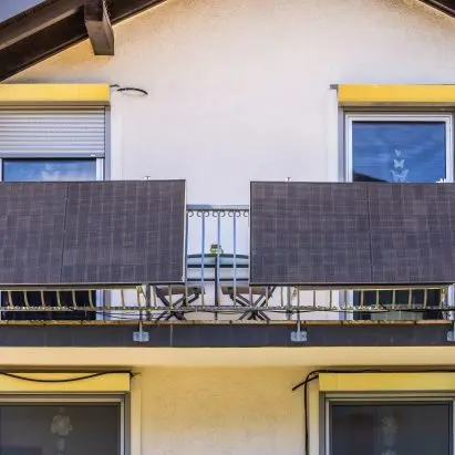Revoluție pe balcon: Panourile solare „plug-in” ajung în casele britanicilor