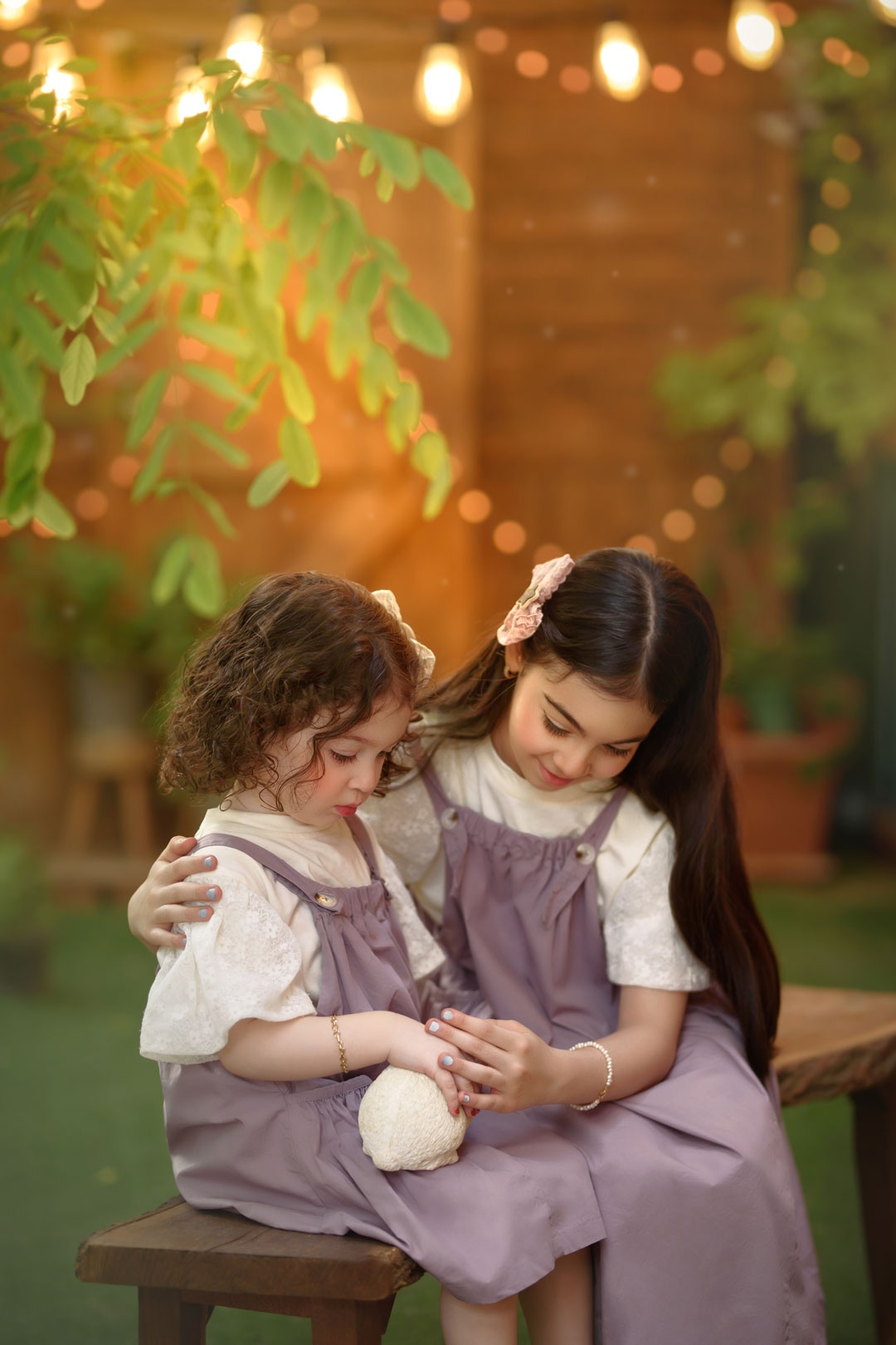 عکاسی کودک در طبیعت مشهد با نور طلایی - آتلیه کودک نویسا