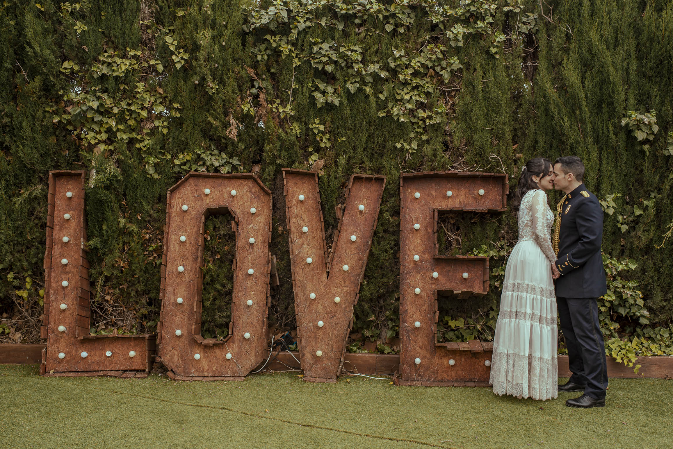 Sesión de pareja al atardecer en una finca de bodas aprovechando la luz natural para un reportaje de boda espontáneo.