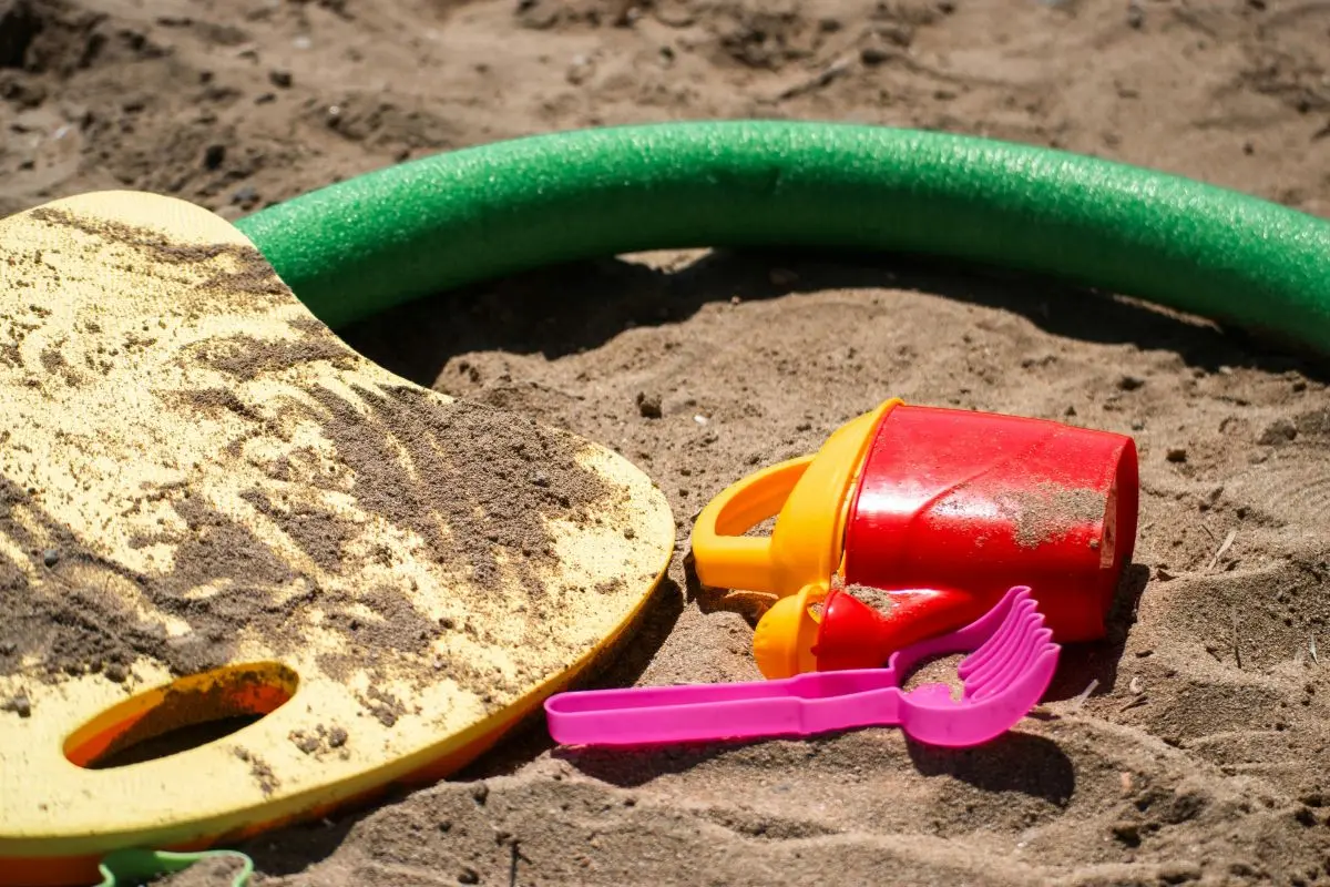 Rusticul de primăvară transformă noodla de piscină într-o capodoperă cumpărată în magazin