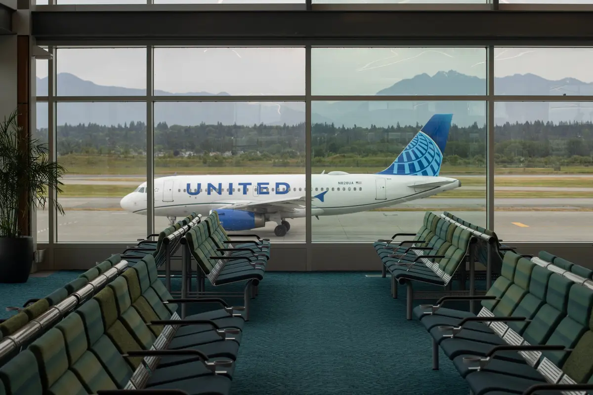 United Airlines Flight Attendants Turn a Blind Eye to Dress Code Ban on Chicago-Bound Flight