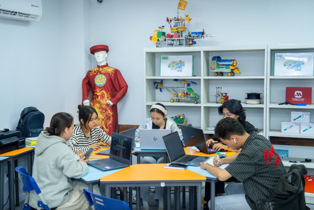 Sinh vi&ecirc;n học tập v&agrave; l&agrave;m việc nh&oacute;m tại ph&ograve;ng LAB của Viện IATAI