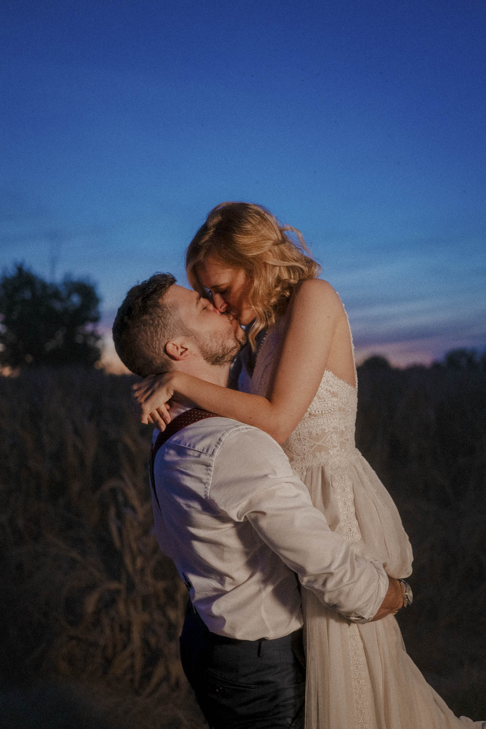 Reportaje de postboda en Madrid en un entorno natural al caer la tarde