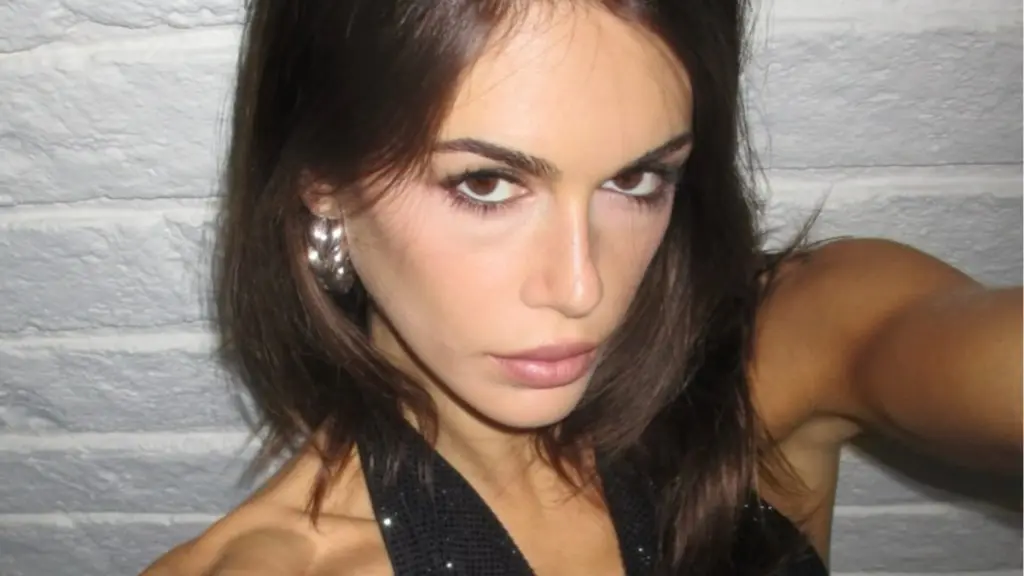 Thong-ul lui Kaia Gerber se uită sub denim-ul ei fără butoane