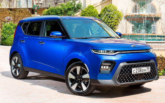 Kia Soul – переднеприводный SUV субкомпактной категории, объединяющий в себе яркий дизайн, современный и практичный салон и неплохой баланс «ездовых» характеристик, в котором смешиваются черты автомобилей сразу трех классов: кроссоверов, хэтчбеков и минивэнов… Эта пятидверка нацелена, в первую очередь, на творческих людей (вне зависимости от пола) в возрасте от 26 лет и старше, проживающих в городских условиях, которые занимают активную жизненную позицию, следуют всем актуальным тенденциям моды и имеют необычное хобби… Третье поколение Kia Soul предстало во всей красе перед широкой общественностью в конце ноября 2018 года на подиумах международного автосалона в Лос-Анджелесе, а его официальные продажи на российском рынке начались 3 июня 2019-го.После очередной «реинкарнации» паркетник сохранил свой традиционный форм-фактор, но при этом изменился по всем направлениям – он стал еще эффектнее внешне, «переехал» на новую платформу, попутно слегка укрупнившись в размерах, обрел чуть более вместительный багажник и пополнил свой функционал новыми современными опциями. Внешне Kia Soul третьей генерации сложно спутать с каким-то другим автомобилем – выглядит он привлекательно, ярко, своеобразно, по-спортивному подтянуто и при этом пропорционально. Агрессивный передок кроссовера выставляет напоказ хищно прищуренные фары, соединенные между собой «прозрачной» перемычкой, и скульптурный бампер с крупным «шестиугольником» радиаторной решетки и секциями дополнительной светотехники по бокам (правда, если в «топовых» версиях – оптика полностью светодиодная, то в «базе» она заметно проще – причем головной свет в таком случае располагается снизу).В профиль пятидверка отличается приподнятым кузовом с угловатыми формами, коротким капотом и резко обрубленной кормой, а выразительности и динамичности ее облику добавляют взлетающая подоконная линия, «парящая» крыша и рельефные росчерки колесных арок. Стильный тыл автомобиля украшают эффектные фонари-бумеранги с трехмерной «начинкой», фигурная крышка багажника да «пухлый» бампер.Стоит отметить, что «Соул» третьего поколения также предлагается в «оспортивленном» исполнении GT Line, отличительными признаками которого являются более агрессивные бампера, красные акценты на кузове и сдвоенный выхлоп. Размер и вес В длину субкомпактный кроссовер достигает 4195 мм, в ширину не превышает 1800 мм, а в высоту насчитывает 1610 мм (с учетом рейлингов – 1625 мм). Колесная база занимает у машины 2600 мм, а ее дорожный просвет составляет 180 мм (у версии GT Line – на 10 мм ниже). В снаряженном виде масса пятидверки варьируется от 1300 до 1412 кг (в зависимости от модификации). Интерьер Салон «третьего» Kia Soul выглядит красиво, современно, добротно и достаточно солидно, да еще и может похвастать хорошим уровнем изготовления и преимущественно качественными материалами отделки.Прямо перед водителем располагаются стильный трехспицевый мульти-руль и лаконичная комбинация приборов с основными стрелочными циферблатами и цветным (у начальных версий – монохромным) «окошком» борткомпьютера между ними. Выразительная центральная консоль несет на себе 10.25-дюймовый тачскрин информационно-развлекательного центра и образцово-показательный блок климатической установки с парой крупных шайб. При этом стоит отметить, что в «средних» комплектациях устанавливается медиасистема с 7-дюймовым экраном, а в наиболее доступной – простенькая магнитола с 3.8-дюймовым монохромным табло.Багажник Kia Soul третьего поколения может похвастать проемом правильной формы, но весьма скромным объемом – всего 364 литра при пятиместной раскладке. Спинка заднего дивана складывается (в соотношении «2:3») с небольшим подъемом в салон, что увеличивает вместимость отсека до 1388 литров. В нише под фальшполом находятся «докатка» да домкрат, без каких-либо органайзеров. Технические характеристики На российском рынке «Соул» третьего воплощения предлагается с тремя четырехцилиндровыми бензиновыми агрегатами на выбор: По умолчанию подкапотное пространство автомобиля заполнено алюминиевым «атмосферником» MPI G4FG рабочим объемом 1.6 литра с распределенным впрыском топлива, впускным трактом переменной длины, фазовращателями на впуске и выпуске и 16-клапанным ГРМ типа DOHC, развивающим 123 лошадиные силы при 6300 об/минуту и 151 Нм крутящего момента при 4850 об/минуту. Более производительные исполнения снабжаются 2.0-литровым атмосферным двигателем Nu MPI с облегченным блоком со смещенным относительно оси цилиндров коленвалом, системой многоточечного «питания», малошумной цепью привода 16-клапанного ГРМ, пластмассовым впускным коллектором с изменяемой геометрией и бесступенчатым регулированием фаз газораспределения на впуске и выпуске, который генерирует 150 л.с. при 6200 об/минуту и 192 Нм пиковой тяги при 4000 об/минуту. На «вооружении» версии GT Line состоит мотор T-GDI на 1.6 литра с алюминиевыми блоком и головкой цилиндров, фазовращателями на впуске и выпуске, объединенным с выпускным коллектором турбокомпрессором, непосредственным впрыском топлива и 16-клапанным ГРМ, производящий 200 л.с. при 6000 об/минуту и 265 Нм крутящего момента при 4500 об/минуту.Все двигатели сочетаются исключительно с переднеприводной трансмиссией, однако 123-сильный вариант трудится вскладчину с 6-скоростной «механикой» или 6-диапазонным гидромеханическим «автоматом», 150-сильному полагается исключительно автоматическая коробка передач, в то время как «турбочетверка» стыкуется с 7-ступенчатым «роботом», имеющим пару сухих многодисковых сцеплений. Скорость, динамика и расход С места до 100 км/ч субкомпактный кроссовер разгоняется спустя 7.8-12 секунд, а его максимальная скорость «упирается» в 180-205 км/ч. В смешанном цикле передвижения автомобиль в среднем «выпивает» от 6.9 до 8.0 литров горючего на каждую «сотню» пробега в зависимости от модификации. Конструктивные особенности Третий «релиз» Kia Soul построен на модульной «тележке» под названием K2 с поперечным расположением двигателя. Пятидверка обладает несущим кузовом, который на 70.1% состоит из высокопрочных и сверхвысокопрочных сортов стали. На передней оси кроссовера установлена независимая подвеска типа МакФерсон, а на задней – полузависимая архитектура с торсионной балкой (в обоих случаях – со стабилизаторами поперечной устойчивости). Автомобиль снабжен рулевым комплексом реечного типа с активным электромеханическим усилителем управления, закрепленным на рулевом валу. На всех колесах паркетника заключены дисковые тормозные механизмы (спереди – вентилируемые).