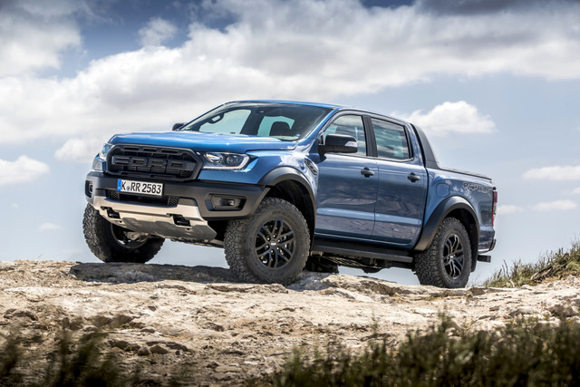 Tест-драйв нового Ford Ranger Raptor проходил в режиме ралли-рейд, и у группы журналистов буквально не было времени передохнуть. Нет, это было нисколько не тяжело, просто на более осмысленное созерцание красот и экзотической атмосферы Марокко хотелось бы чуть больше времени. Но вот с Раптором я познакомился хорошо!01 / 09
Слово fun от организаторов звучало накануне много раз, едва ли не чаще, чем название самой модели. И, в общем-то, я догадывался почему – тестовые маршруты для мощного и в чем-то даже брутального пикапа вряд ли будут состоять только из асфальтовых дорог. Ведь Ranger Raptor заточен под серьезное бездорожье и весь его внешний вид говорит об этом уже издалека. Высоко поднятый кузов, широкие колесные арки, бампера, стилизованные под силовые, усиленные подножки, выразительная радиаторная решетка и специальные внедорожные шины BF Goodrich. Выглядит внушительно, причем это не просто стайлинг “для красоты” – практически за каждой из этих стилистических доработок стоит улучшение внедорожных параметров. Например, клиренс стал больше сразу на 51 мм и теперь составляет 283 мм! Увеличились углы въезда и съезда, а сразу под пластиковым бампером идет мощная стальная защита.Еще больше новшеств скрывается внутри. У Ranger Raptor серьезно доработана рамная конструкция, по словам инженеров она фактически новая, лишь с некоторыми элементами от обычной рейнджеровской. Здесь другая, более мощная подвеска, способная переносить большие нагрузки и обладающая на 30% большим ходом. А это значит, что при вывешивании колес за покрытие Ranger Raptor будет держаться до последнего. И, наконец, здесь би-турбо дизель мощностью 213 л.с. (500 Н\м) и 10 (!)-ступенчатый «автомат». По большому счету, с «обычным» Ranger героя моих марокканских приключений роднит только общая кабина и некоторые другие элементы. А так это иной автомобиль, который, кстати, будет покруче и версии Wildtrack, ведь обставит ее в том числе и по энерговооруженности, хотя там 3.2 V6, (200 л.с.), а здесь рядная «четверка».

В салоне

Внутри изменений заметно меньше, и даже те, что есть, не сильно преобразили салон Ranger. Главный акцент сделан на сидения. В Ford Ranger Raptor кресла с комбинированной отделкой (кожа-алькантара) высокой спинкой и развитой боковой поддержкой. И профиль у них оказался получше, чем у обычных рэйнджеровских сидений. Поэтому сидеть было удобно и никаких вопросов по посадке у меня не возникло.Остальные изменения в глаза бросаются не сразу, но в общем делают салон немного богаче. Так, здесь кожаная отделка верха передней панели, а это, согласитесь, получше, чем жесткий пластик. Несколько иное рулевое колесо – с более пухлым ободом, приливами в местах хвата и красной “нулевой” меткой. А комбинация приборов пусть и с классическими аналоговыми шкалами, но смотрится достойно. Да и показания с нее считывать даже удобнее. А отдельное спасибо за толковое и подробное меню борт-компьютера, которое нынче установлено почти во всех моделях Ford.

Задний ряд остался без изменений – сидеть здесь удобно так же, как и в легковом автомобиле. Просторно и наклон спинки комфортный. По заднему ряду сидений Ranger даст фору любому из своих нынешних конкурентов. Ну и добавлю, что кузов пикапа никак не изменился.  

Драйв

Перед тем, как отправится на тест по дорогам Марокко, нам прочитали целую инструкцию по правилам поведения и безопасности, раздали брошюры с наглядными картинками и предупредили, что с полицией лучше не шутить. Учитывая, с каким трудом я получал маррокканскую визу, хотелось не то что пересесть на пассажирское место, но и вовсе пойти пешком. Но на практике все оказалось не так страшно. Покинув аэропорт города Эссуэйра, где, кстати, снимали культовый сериал “Игры престолов” мы покатили в сторону дюн и побережья. Полиция встретилась нам только один раз, а про какие-либо радары я и вовсе молчу. Но вот незадача – дороги там будут получше наших!

На асфальтовой дороге освоиться за рулем удалось очень быстро. По первым ощущениям, ты управляешь большим пикапом, но при этом едет он так же послушно, как обычный Ranger. В обычном режиме руль легкий, габариты чувствуются легко, несмотря на все доработки автомобиль все равно не очень широкий, поэтому привыкаешь практически сразу!На разгон Ranger Raptor идет бодро, а насколько приятен звук мотора и выхлопа! Поэтому до отметки 120-130 км/ч стрелка добирается очень быстро! 10-ступенчатый “автомат” впечатлил нас не только количеством передач, но и умением ловко ими жонглировать. Однако стоит быть осторожным – все же это рамный пикап с высоким центром тяжести, да и шины здесь не шоссейные, а с более универсальным рисунком. И хотя тормоза стоят усиленные, в динамичном стиле езды (а среди 6 режимов езды есть и Sport) стоит быть внимательным и действовать на упреждение.

Особенно это касается рулежки. При длине в 3,5 оборота от упора до упора, работать рулем иногда доводилось часто и быстро, особенно на ходовых скалистых участках и в извилистых низинах дюн. И чем дальше мы ехали, тем больше я понимал выбор локации для теста! Природа здесь уникальна и сочетает в себе скалы, плато и песчаные барханы, при этом все это – на океаническом побережье с широченной линией прибоя. Резвись по полной! Тем более Ranger Raptor не просто это позволяет, он создан для этого. Не обращая внимание на внедорожную мелочь (где иной внедорожник уже бы и остановился) несется дальше вперед. И вот трамплин, прыжок с отрывом четырех колес…. Приземление! За секунды полета я живо успел себе представить, как иду собирать части бампера, пластикового декора и возможно даже запчасти ходовой. Но Ranger Raptor приземлился легко и мягко, словно на подушку! Волшебство амортизаторов Fox Racing Shox, не иначе. Подвеска здесь очень энергоемкая, и сложно себе представить, как нужно издеваться над пикапом, чтобы получить пробой или жесткий удар.Не менее яркие впечатления и от песчаных дюн. Именно для них предназначен режим Baja, позволяющий все время ехать “в моменте”. Чуть только коснулся педали тормоза – все, не то что потерял ход в мягком и мельчайшем песке, но и считай застрял. Тут нужна особая сноровка и практика, иначе ехать на самом деле нелегко.

Упомянутые режимы усиливают возможности полноприводной трансмиссии Part-Time, можно и аккуратно крастся по камням, и месить грязь и снег. И да, вы правильно поняли – схема трансмиссии осталась прежней, с жестко подключаемой передней осью, поэтому на твердых покрытиях Ranger Raptor может быть только заднеприводным.

По итогам теста, включая покатушки по бездорожью, расход получился 9-10 литров. Что же, вполне на уровне обычного Ford Ranger c дизелем 2.2.
