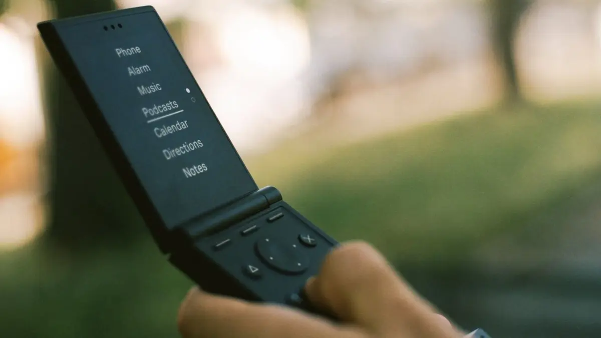 Flip Phone Aims to Break Social Media Cycle
