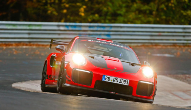 Компания Porsche в сотрудничестве с Manthey-Racing установила очередной рекорд на Северной петле Нюрбургринга. В четверг, 25 октября 2018 года, 700-сильный Porsche GT2 RS MR прошел 20,6-километровую трассу за 6:40,3 минуты.Так быстро трассу «Зеленого Ада» еще не проходил ни один автомобиль с допуском к эксплуатации на дорогах общего пользования. За рулем спортивного автомобиля, который инженеры Porsche и эксперты Manthey-Racing адаптировали специально под Северную петлю, был Ларс Керн. Пилот-испытатель Porsche в сентябре 2017 года здесь же установил рекорд круга на серийном Porsche 911 GT2 RS.

«Мы целый день наблюдали за погодой и размышляли, возможен ли вообще подобный заезд. В дождь или даже при слегка мокрой трассе мы не пошли бы на такой риск», – говорит д-р Франк-Штеффен Валлизер, руководитель автоспортивного отделения и автомобилей GT. Porsche 911 GT2 RS был оснащен новым пакетом Performance от Manthey-Racing в дополнение к общей настройке, рассчитанной специально под характер Северной петли Нюрбургринга. «В ходе этого тестового заезда мы просто хотели еще раз оценить потенциал автомобиля. Результат получился впечатляющим. Это действительно фантастическое время. Оно еще раз показывает возможности этого спортивного автомобиля».Porsche GT2 RS был выпущен на рынок в 2017 году как самый мощный и самый быстрый «девятьсот одиннадцатый» всех времен. За последние месяцы инженеры Porsche использовали ноу-хау, накопленные в результате разработки двух гоночных болидов 911 RSR и 911 GT3 R, а также богатый опыт успешных выступлений Manthey-Racing на Северной петле Нюрбургринга. Целенаправленной модификации были подвергнуты ходовая часть и аэродинамика. Однако акцент был сделан на пригодности автомобиля к эксплуатации на обычных дорогах.

«Этот заезд был настоящим удовольствием», – говорит Ларс Керн. 31-летний Керн знает Северную петлю Нюрбургринга по тестовым и рекордным заездам, а также многочисленным выступлениям в гонках VLN. «С новым пакетом баланс автомобиля очень хорош. Мне не приходилось слишком сильно рисковать, чтобы показать высокую скорость. Из-за наступающей темноты у меня была всего одна попытка. Все удалось с первого раза». Управляющий директор Manthey-Racing Николас Раэдер добавляет: «Мы очень горды. Сделать уже невероятно быстрый Porsche 911 GT2 RS еще быстрее было весьма амбициозной задачей».В условиях осенней, но сухой погоды Ларсу Керну удалось полностью реализовать высокий потенциал Porsche 911 GT2 RS MR в своей рекордной попытке, что было засвидетельствовано в присутствии нотариуса. Топливо предоставила компания Esso, проверенный партнер Porsche по автоспорту. По сравнению с версией GT2 RS MR для клубного спорта и гоночных трек-дней, которую можно заказать уже сейчас в Manthey-Racing, в автомобиле было модифицировано только водительское сиденье. Из соображений безопасности для рекордного заезда было установлено ковшеобразное сиденье от гоночного болида. К выигрышу в массе это изменение не привело.Ларс Керн (второй справа) полностью реализовал огромный потенциал Porsche 911 GT2 RS MR.Самый мощный и быстрый Porsche 911 отпраздновал свою мировую премьеру в июне 2017 года в Гудвуде, Великобритания. Его 3,8-литровый двигатель развивает мощность 515 кВт (700 л.с.), а крутящий момент составляет 750 ньютон-метров. Максимальная скорость заднеприводного спорткара составляет 340 км/ч. С места до 100 км/ч двухместный автомобиль весом 1470 килограммов разгоняется всего за 2,8 секунды. В сентябре в рамках Rennsport Reunion VI на калифорнийском автодроме Лагуна-Сека (США) компания Porsche представила новый Porsche 935, который базируется на суперсовременной технологии 911 GT2 RS. Эксклюзивный автомобиль, разработанный для заездов трек-дней, будет выпущен ограниченной серией в количестве 77 штук и передан клиентам в следующем году.

Manthey-Racing
Компанией Manthey-Racing, которая базируется в Мойспате рядом с Нюрбургрингом, руководят братья Николас и Мартин Раэдер. Porsche AG владеет 51 процентом акций. Manthey-Racing предлагает сервисные услуги, комплекты запчастей и участие в гонках для клиентов. Ее команда является абсолютным рекордсменом с шестью победами в общем зачете 24-часовой гонки на Нюрбургринге. Команда, среди прочего, выступает за Porsche на двух 911 RSR в чемпионате мира по гонкам на выносливость FIA World Endurance Championship (WEC). В этой серии компания Porsche в июне 2018 года отпраздновала победу в классе в гонке «24 часа Ле-Мана». В настоящее время команда Porsche GT уверенно лидирует в общем зачете чемпионата WEC.

Расход топлива
911 GT2 RS: расход топлива в смешанном цикле 11,8 л/100 км; выбросы CO2 в смешанном цикле 269 г/км