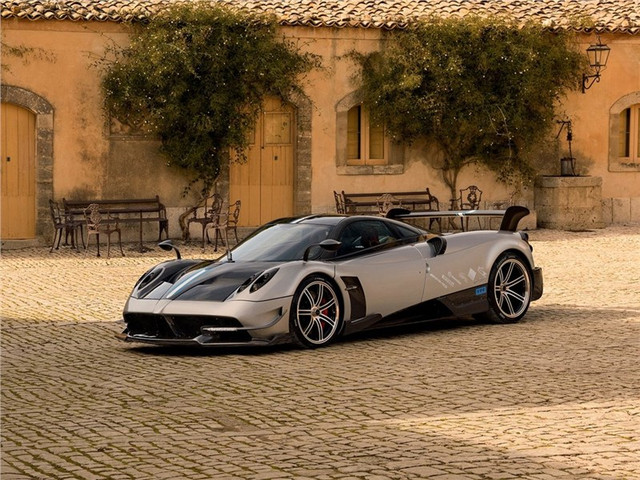 Эксклюзивная Pagani Huayra BC увидела свет на ежегодном международном женевском автомобильном салоне в 2016 году. Модель является заряженной, во всех отношениях, модификацией, а ее приставка BC- это инициалы друга основателя компании и его первого клиента- Бенни Кайола. Модель получила модернизированную техническую начинку, эксклюзивный интерьер и серьезно перекроенный дизайн. В глаза бросаются крошечные линзованные блоки фар головного освещения, расположившиеся в углублениях на передних крыльях. Под ними, на переднем бампере, находится крупный воздухозаборник с массивным карбоновым сплиттером, на котором можно разглядеть тонкие гирлянды светодиодных ходовых огней. Корма также получилась довольно эффектной. Над квартетом патрубков выхлопной системы отныне красуется массивное антикрыло. Вместе с хищным диффузором, они обеспечивают потрясающую прижимную силу, так необходимую на высоких скоростях. В общем и целом, модель получила массу потрясающих, а что самое главное- функциональных изменений, отлично подчеркивающих ее горячую натуру.

РАЗМЕРЫ
Пагани Уайра BC- это эксклюзивный двухместный суперкар. Его габаритные размеры составляют: длина 4605 мм, ширина 2036 мм, высота 1169 мм, а колесная база- 2795 мм. Клиренс у модели ожидаемо маленький. Такая посадка вкупе со среднемоторной компоновкой даруют ей потрясающую управляемость во всех режимах езды. Автомобиль без труда сможет проходить повороты в управляемом заносе и сохранит устойчивость даже на запредельных скоростях. За маневренность также отвечает модернизированная подвеска. Она обладает полностью независимой компоновкой с многорычажной архитектурой и стабилизаторами поперечной устойчивости. При ее производстве производитель использовал инновационные алюминиевые сплавы, благодаря чему считает ее самой продвинутой в своем сегменте.

ТЕХНИЧЕСКИЕ ХАРАКТЕРИСТИКИ
Pagani Huayra BC оборудуется огромным шестилитровым V-образным бензиновым турбированным агрегатом с двенадцатью цилиндрами, разработанным компанией Mercedes-AMG. Стандартная версия выдает 700 лошадиных сил, однако, на этой модификации, инженерам удалось повысить производительность до 789 скакунов и 1100 Нм крутящего момента. Всю эту тягу переваривает преселективная семидиапазонная роботизирвоанная коробка переменных передач с двумя сцеплениями производства фирмы Xtrac и передает ее исключительно на заднюю ось, оборудованную хитроумным дифференциалом. Динамические характеристики такой версии не уточняются, однако, можно отметить, что стандартная модификация выстреливала до первой сотни за 3,3 секунды и максимально набирала 370 километров в час.

ИТОГ
BC- вобрала в себя все лучшие черты итальянской компании. У нее уникальный и запоминающийся дизайн, который отлично подчеркнет индивидуальность и статус своего владельца в обществе. Такой автомобиль не растворится рядом с более именитыми конкурентами и всегда останется в центре внимания. Салон- это царство эксклюзивных материалов отделки, спортивной эргономики и бескомпромиссного комфорта. Даже день, проведенный на гоночном треке, не сможет доставить владельцу и малейших неудобств. Производитель прекрасно понимает, что душой и сердцем каждого суперкара является его двигатель. Именно поэтому, модель оснащается великолепным силовым агрегатом, являющимся квинтэссенцией инновационных разработок и легендарного немецкого качества. Pagani Huayra BC способна подарить массу незабываемых эмоций истинному Уфанату вождения.
