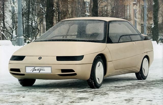 В 1980-х годах мировая автомобильная индустрия уже вовсю готовилась к знаменательной дате — рубежу третьего тысячелетия, новой эпохе. Все стремились показать свое видение того, каким должен быть автомобиль будущего. Не стояли в стороне и советские производители. Разработкой смелых новинок занимались ВАЗ, ЗАЗ, ГАЗ и другие, в том числе АЗЛК, создавший в ту пору несомненно заслуживающий внимания концепт «Москвич-2144 Истра».

Актуальным на тот момент автомобилем Московского Автозавода имени Ленинского Комсомола был «Москвич-2141», в котором инноваций, достойных 21 века, совсем не было. Руководство АЗЛК осознавало значимость даты, наступающей лишь раз в тысячу лет, и поэтому в 1985 году управление конструкторских и экспериментальных работ (УКЭР) собрало особую «группу перспективных автомобилей». Этот коллектив состоял всего из четырех человек: дизайн экстерьера и интерьера прорисовывал Ивакин Сергей, связанные с кузовом работы осуществлял Душутин Михаил, Алексей Джигурда отвечал за коробку передач и двигатель, а Александр Куликов собирал шасси, и одновременно с этим был ведущим конструктором, координировал действия своей команды и улаживал вопросы с отечественными и зарубежными партнерами.

Основополагающей идеей при создании нового авто была не только высокая технологичность, но и «экологическая чистота». Для того, чтобы снизить расходы топлива и вредные выбросы в атмосферу, инженеры стремились минимизировать массу и оснастить машину каким-то необычным силовым агрегатом. Благодаря широкому использованию алюминия в деталях кузова «Истра» получилась на 37% легче «Москвича-2141», а в подкапотное пространство было решено «поселить» многотопливный дизель от немецкой компании Elsbett Konstruktion.

Данный 1,45-литровый мотор с тремя цилиндрами, называемый Elko, имел простую конструкцию и был способен выдавать около 90 л. с., что достаточно неплохо для такого объема и для того времени. Главной особенностью этого двигателя была технология «Дуотермик», позволявшая использовать в качестве топлива не только дизтопливо, но и нерафинированные растительные масла, керосин и бензин с низким октановым числом. Итоговой цифрой для «Истры» стал расход 3 литра на 100 км, который и в наши дни демонстрируют лишь немногие автомобили.

Роль коробки передач первоначально должен был взять на себя разрабатывавшийся А. Джигурдой бесступенчатый «вариатор», но такой тип трансмиссии был непопулярен в 1980-х годах, и Александр Куликов поручил своему коллеге построить более привычную «механику» с пятью ступенями. Для новинки предусматривался передний или полный привод на выбор.

Свои плоды принесло сотрудничество не только с зарубежными, но и с отечественными партнерами. Разные научно-исследовательские институты и оборонные научно-исследовательские объединения подготовили для «Истры» АБС, антипробуксовочную систему, кондиционер, подушки безопасности, пневмоподвеску и многое другое.

Как и любой другой концепт-кар, «Москвич-2144» не мог позволить себе выглядеть обычно. При первом же взгляде на авто трудно не заметить талант Ивакина Сергея — настолько футуристичными получились линии кузова. Но самая «изюминка» кроется в двух огромных дверях, открывающихся наверх и позволяющих пассажирам и водителю попасть в салон этого чуда. Важно отметить, что двери сделаны такими не только «для красоты», но и для удобства — ведь без боковой стойки погрузить крупногарабитный предмет в салон гораздо проще.

Говоря об интерьере, стоит отметить, что он весьма прост, но при этом выглядит притягательным. Легкий руль, регулируемая колонка, дверные ручки, встроенные в подлокотники и дисплей бортового компьютера на центральной консоли давали четко понять, что перед нами не рядовой автомобиль 1980-х годов.

В 1991 году был построен макет «Москвича-2144», в котором функционировали двери, багажник, капот и рулевой механизм. К сожалению, на этом макете история столь перспективного автомобиля и закончилась. Не смотря на то, что проект существовал до 1993 года, никакого продвижения больше не было. Причиной такого следствия послужила напряженная ситуация в стране и смена руководителя АЗЛК Валентина Коломникова, умершего в 1992 году, которому этот концепт был интересен. Любопытно то, насколько сплоченными были четыре инженера из «группы перспективным автомобилей» — они держались вместе от начала до самого закрытия проекта и боролись за него всеми силами.

Сейчас макет автомобиля «Москвич-2144 Истра» можно увидеть в музее ретро-автомобилей в Москве.

На данной странице указана информация о концепт-каре Москвич-2144 Истра, не являющемся серийной моделью.