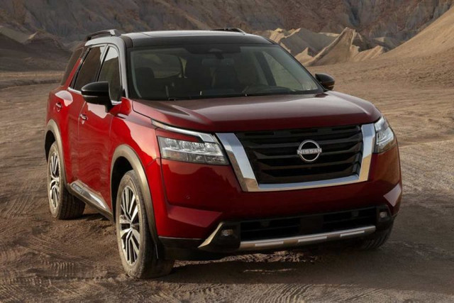 В начале февраля двадцать первого года состоялась премьера нового Nissan Pathfinder 5 пятого поколения. По сравнению с предшественником, кроссовер получил более строгий дизайн экстерьера, в котором вместо плавных обводов боковин теперь преобладают спрямленные линии. Модель обзавелась увеличенной в размерах решеткой радиатора и полностью светодиодными фарами. Впервые для авто стала доступна двухцветная окраска кузова, в качестве дисков покупателям предложены колеса на 18 или 20 дюймов.ALLCARZ Каталог Новости Новинки 2021 Цены Отзывы Поиск Acura Audi Aurus Bentley BMW Bugatti Cadillac Chery Chevrolet Citroen Ford Geely Genesis Haval Honda Hyundai Infiniti Jaguar Jeep Kia Lada Land Rover Lexus Mazda Mercedes Mitsubishi Nissan Opel Peugeot Porsche Renault Skoda Subaru Suzuki Toyota UAZ Volkswagen Volvo Все марки 5 февраля 2021 Nissan Pathfinder 2021: кроссовер пятого поколения должен появиться в РФ В начале февраля двадцать первого года состоялась премьера нового Nissan Pathfinder 5 пятого поколения. По сравнению с предшественником, кроссовер получил более строгий дизайн экстерьера, в котором вместо плавных обводов боковин теперь преобладают спрямленные линии. Модель обзавелась увеличенной в размерах решеткой радиатора и полностью светодиодными фарами. Впервые для авто стала доступна двухцветная окраска кузова, в качестве дисков покупателям предложены колеса на 18 или 20 дюймов. Модельный ряд Nissan В салоне нового Ниссан Патфайндер 2021 в базе установлен 7,0-дюймовый дисплей виртуальной приборной панели и 8,0-дюймовый экран развлекательной системы. В более дорогих комплектациях приборка имеет монитор на 12,3″, в то время как мультимедийке полагается планшет на 9,0″. Плюс в списке оснащения топ-версии значится проекционный дисплей с диагональю 10,8″. Центральный тоннель в машине отныне сделали двухэтажным с большой полкой на нижнем ярусе. Дополнительно порадовать пассажиров призвана контурная подсветка интерьера, вентиляция передних сидений, подогрев второго ряда и трехзонный климат-контроль. По умолчанию Nissan Pathfinder 2021 в новом кузове предлагается в восьмиместном исполнении: на втором и третьем рядах здесь установлены трехместные диваны. При этом за доплату для модели впервые можно заказать раздельные кресла для среднего ряда, то есть автомобиль станет семиместным. Вместе с капитанскими креслами идет легкосъемная центральная консоль, на которой предусмотрены подстаканники и емкости под мелочевку. При этом с помощью системы «Ez-Flex» сиденья второго ряда можно сложить всего одним движением, тем самым обеспечив легкий проход на галерку.Специалисты японской марки отмечают, что хорошенько потрудились над шумоизоляцией салона кроссовера. В частности, новая модель Ниссан Патфайндер 2021 года получила лобовое стекло с дополнительной прослойкой, а также более толстые боковые стекла. В свою очередь в моторном отсеке было задействовано на 60% больше изоляционных материалов. Вседорожник построен на прежней платформе D с поперечным расположением двигателя. Спереди установлены стойки МакФерсон, а сзади используется многорычажка. Длина кроссовера в новом кузове уменьшилась до 5 004 мм (- 38), хотя колесная база при этом не изменилась — 2 900 мм.