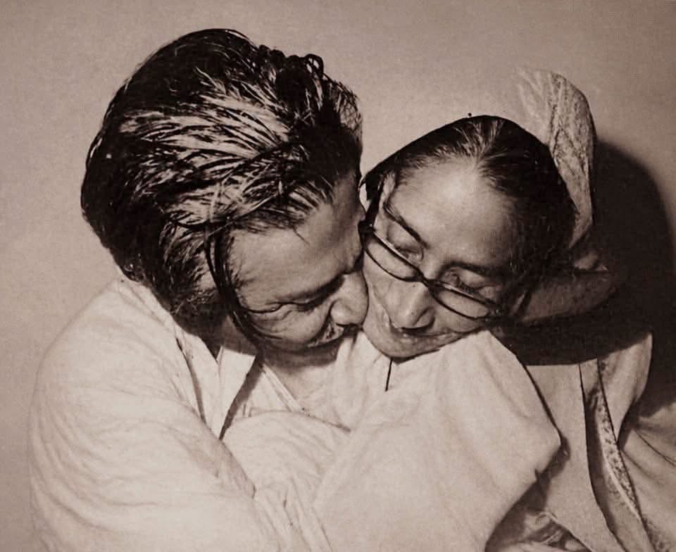 স্বাধীন বাংলাদেশের প্রথম জন্মদিনে বঙ্গবন্ধু: জননীর স্নেহছায়ায় এক ঐতিহাসিক মুহূর্ত