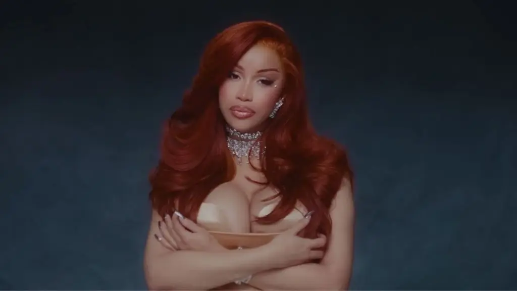 Cardi B, senzația modei la Paris: Albastrul electric cucerește podiumul
