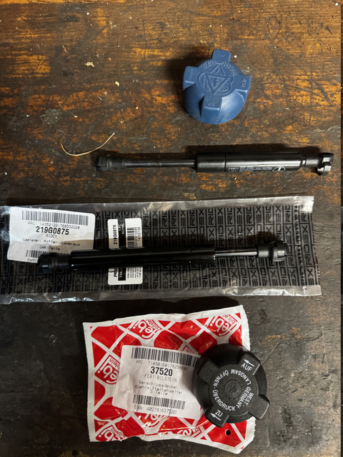 BOUCHON VASE AMORTISSEUR CAPOT.jpg