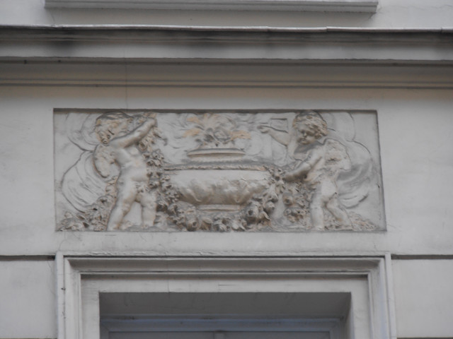 Bas relief1-Rue St Maur