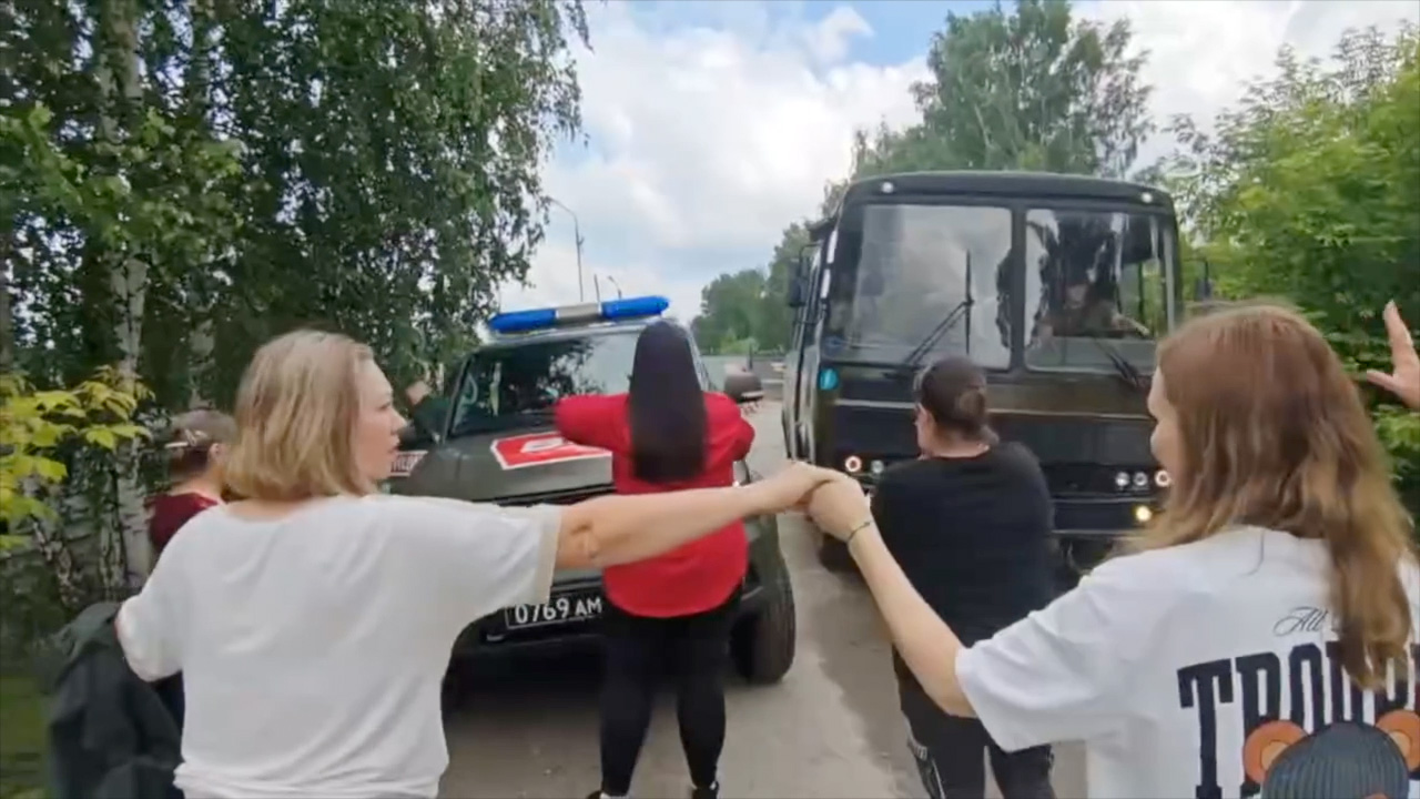 Родственники пытаются остановить отправку военнослужащих на фронт. Кадр из видео