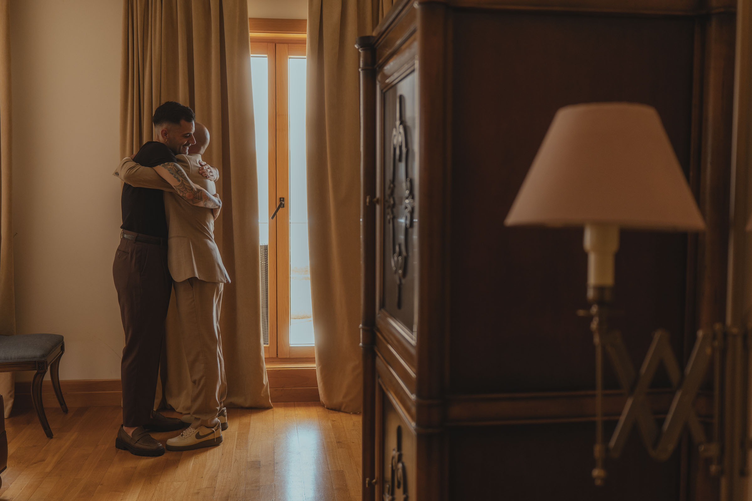 Hugo junto a sus seres queridos durante los preparativos de su boda en Vigo.