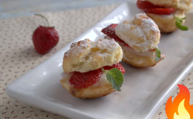 Постер Заварные пирожные с клубникой