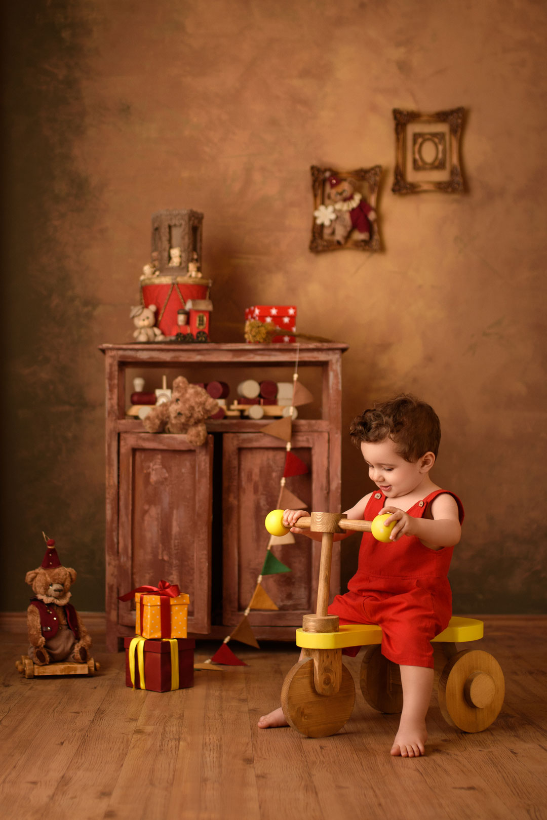 طراحی دکور کودک‌پسند در آتلیه کودک نویسا مشهد برای ثبت عکس احساسی