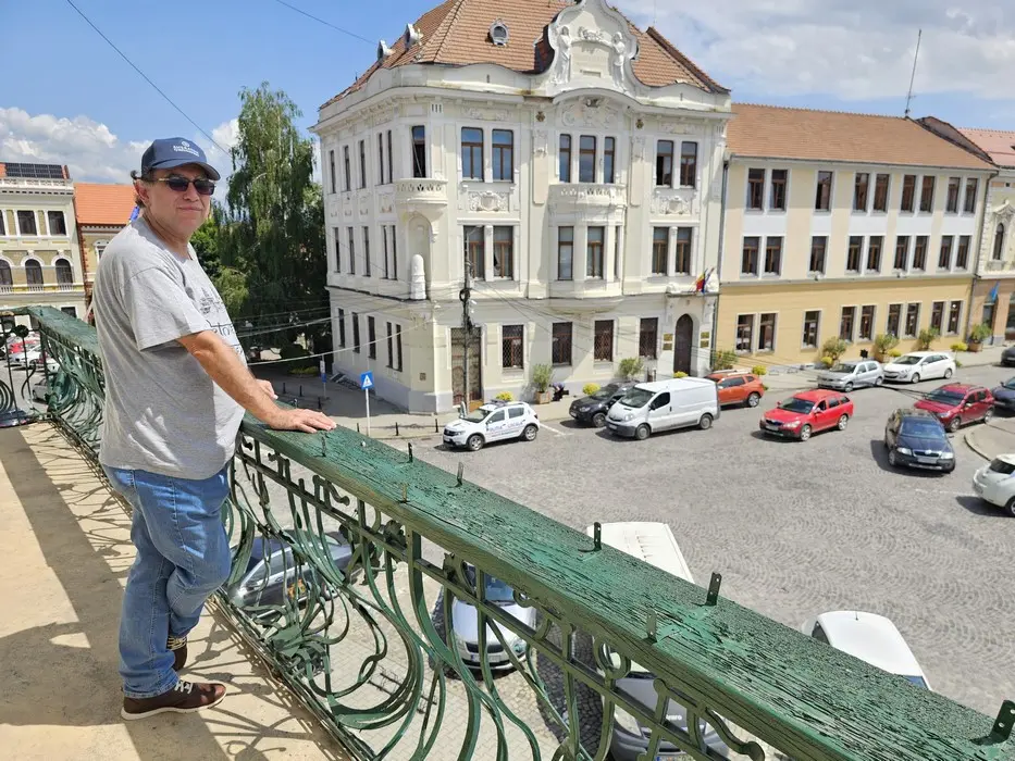 Aron Gabor este cel mai celebru fiu al orașului Târgu Secuiesc.