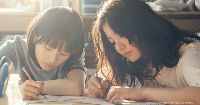 룩백 스틸컷, 책상에 나란히 앉아 그림을 그리는 두 소녀
