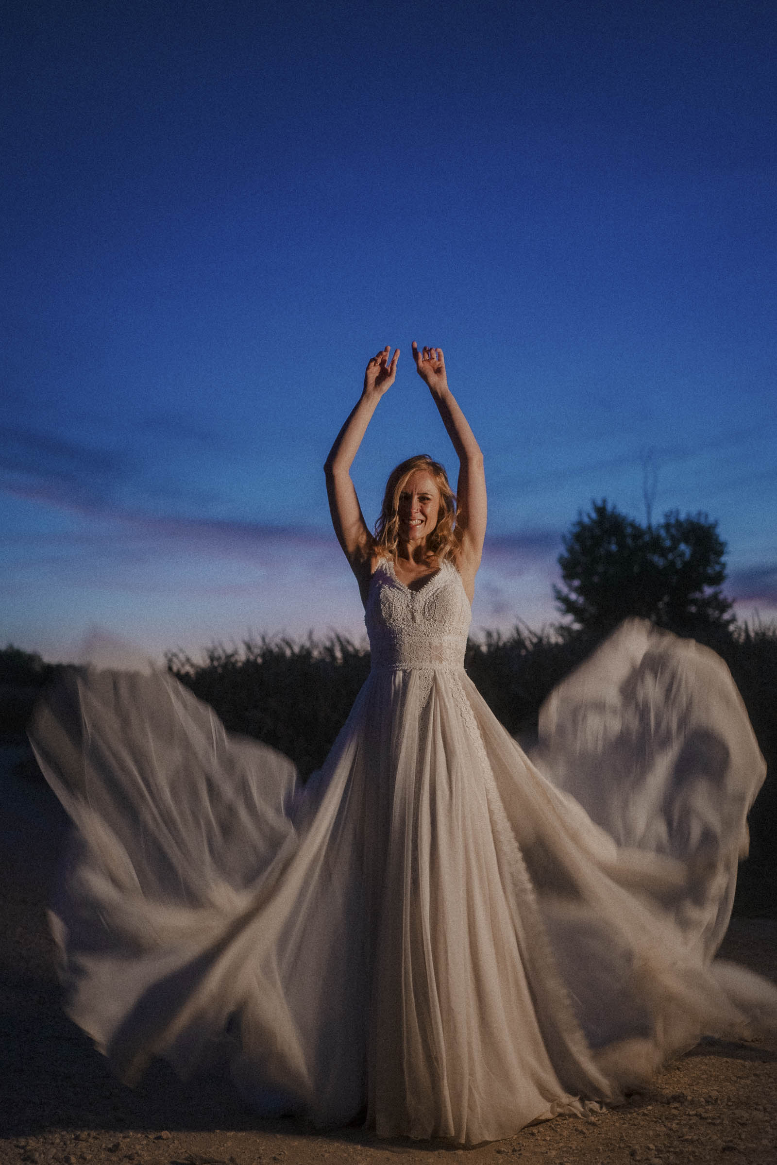Novios disfrutando de una sesión de fotografía de postboda en Madrid durante la hora azul