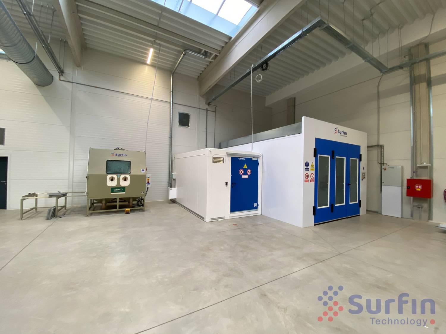 Lakovací a sušicí kabina SURFIN Technology umístěná v provozní hale