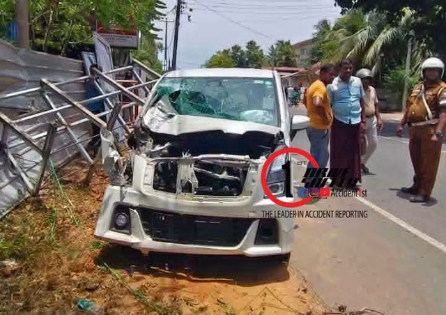 சாலையின் வலதுபுறத்தில் நிறுத்தப்பட்டிருந்த கால்டாக்சியை கார் பின்னால் நிறுத்தும்போது விபத்து ஏற்படுகிறது.