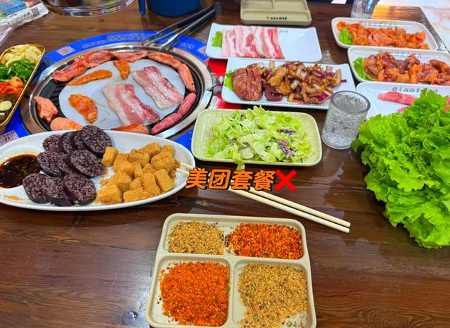 关于广州开具广告费发票【15718422515林/经/理//←←←電/威同步】哪里有开发票！经营范围：建筑、租赁、建材、劳务、办公用品、咨询、材料、打印、印刷、家电、工程款、会议、会务、办公耗材、办公设备、医疗器械、体育用品、劳保用品、设备租赁、汽车租赁、场地租赁、办公室租赁、汽车配件、垃圾清运、地推吸粉、车厢、礼品、购物卡、运输、园林绿化、建筑工程、苗木款、电影发行款、广告制作、广告策划、广告设计、活动代理、技术服务、汽车用品、厨房用品、办公桌椅、酒店用品、五金工具、五金材料、金属材料、电子材料、运输、设备维修、电器维修、电梯安装、电梯维修、设备安装、展览、装饰材料、装修、网络维护、物业管理、水电、房屋租赁、房租、信息咨询、咨询、加油、汽油、柴油、广告、酒店住宿、餐饮、机械设备、服务、设备加工，技术加工、机械加工、茶叶、文具、A4纸、硒鼓、墨盒、劳保用品、鞋子、首饰、服装服饰、手撕定额、钢材、管道、不锈钢、铝合金、玻璃制品、塑胶、模具模板、电线电缆、机动车、木材、写真、泡沫字、及时贴刻字、喷绘布、高清V软膜、普通软膜商演出场、肖像代言、广告代言、网络技术、计算机软硬件的技术服务、技术咨询、技术开发、成果转让,企业管理咨询,市场营销策划,网页设计,图文设计,工业产品设计,室内装饰设计,文化创意策划,仓储服务等等统一国税网查询 , 合作共赢！
所谓广告费，是指企业通过各种媒体宣传或发放赠品等方式，激发消费者对其产品或劳务的购买欲望，以达到促销的目的所支付的费用。
广告费是指同时符合以下条件的费用：广告经工商部门批准的专门机构发布；通过一定的媒体传播；取得合法有效的凭证。制作、发布《中华人民共和国广告法》禁止广告的支出，不属于广告费。
业务宣传费，是指同时符合以下条件的费用：以宣传本企业的资产、劳务、服务为目的；以画册、光盘、适当的实物为载体；取得合法有效的凭证。以业务宣传名义向客户或特定关系人赠送礼品的支出，不属于业务宣传费。
不超过当年销售（营业）收入15%的部分，准予扣除；超过部分，准予在以后纳税年度结转扣除。
01:35
赠送客户礼品打上公司logo可以作为广宣费税前扣除吗？
以往，在礼品上印上公司的Logo赠送给客户可作为业务宣传费，需交个人所得税，但在增值税上不用视同销售。但是企业所得税税前扣除的新办法慢慢将这个路子堵住。 [1]
广告费一般是指广告活动所支出的总费用，一般情况下，广告费用由两部分组成：
直接费用
如：广告制作费，媒介发布费等；
基本构成：
1、广告调查费用；
2、广告设计制作费；
3、广告媒介发布费用；
4、广告活动的机动费用。
间接费用
包括广告人员工资、办公费、管理费、代理费等等。
广告费用预算是广告主对广告活动所需费用的计划和控制方案，是企业在一定期限（一般为一个年度）内，计划在广告宣传方面投放资金的总额。
意义
企业之所以要对广告费用进行预算，其意义表现在：
1、有利于广告行为的科学化；
2、是控制广告活动的重要手段；
3、为广告效果的评价提供了经济指标；
4、有利于增强广告活动的责任感。
方法
广告费用预算的编制方法很多，在实际操作中经常被运用的较为简便的编制方法有：
1、目标达成法
这种方法是根据企业的市场战略和销售目标，具体确立广告的目标，再根据广告目标要求所需要采取的广告战略，制定出广告计划，再进行广告预算。这一方法比较科学，尤其对新上市产品发动强力推销是很有益处的，可以灵活地适应市场营销的变化。广告阶段不同，广告攻势强弱不同，费用可自由调整。目标达成法是以广告计划来决定广告预算。广告目标明确也有利于检查广告效果，其公式为：
广告费=目标人数×平均每人每次广告到达费用×广告次数
2、销售额百分比法
这种匡算方法是以一定期限内的销售额的一定比率计算出广告费总额。由于执行标准不一，又可细分为计划销售额百分比法、上年销售额百分比法和两者的综合折中——平均折中销售额百分比法，以及计划销售增加额百分比法四种。
销售额百分比计算法简单方便，但过于呆板，不能适应市场变化。比如销售额增加了，可以适当减少广告费；销售量少了，也可以增加广告费，加强广告宣传。
3、销售单位法
这是以每件产品的广告费摊分来计算广告预算方法。按计划销售数为基数计算，方法简便，特别适合于薄利多销商品。运用这一方法，可掌握各种商品的广告费开支及其变化规律。同时，可方便地掌握广告效果。
公式：　广告预算=(上年广告费/上年产品销售件数)×本年产品计划销售件数。