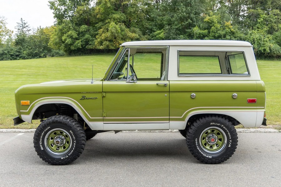 1974 Ford Bronco - Side