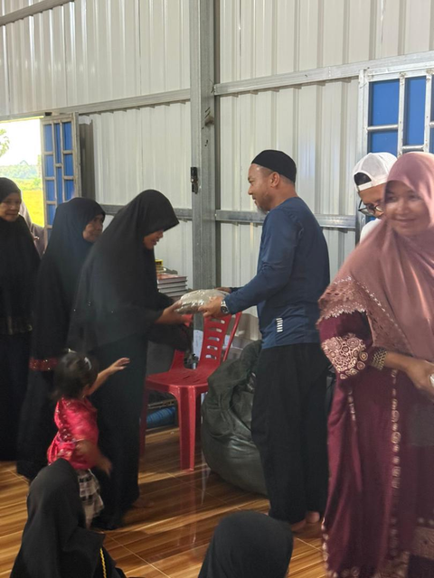 Agihan telekung kepada penerima muallaf dan asnaf di Kemboja